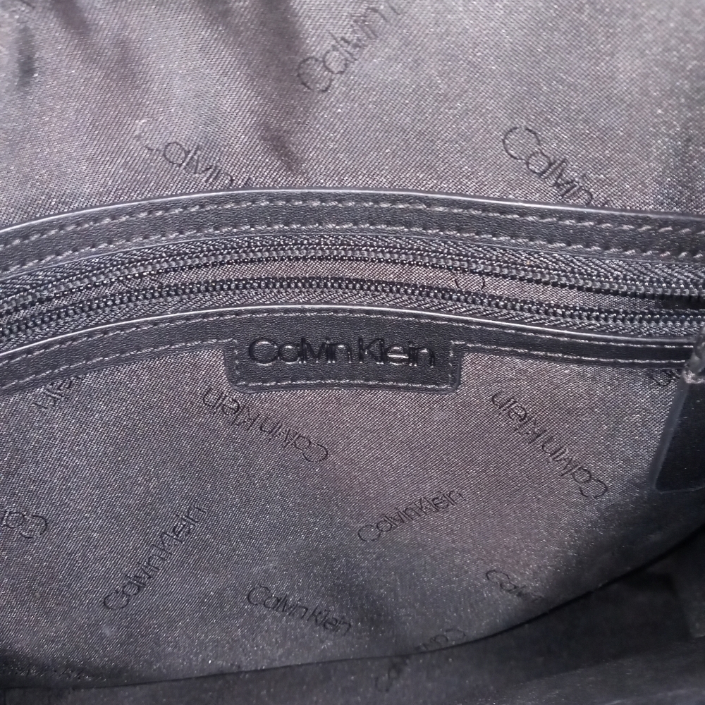 Elegant Black Calvin Klein Handbag 😍👜 - Picture 3 of 7
